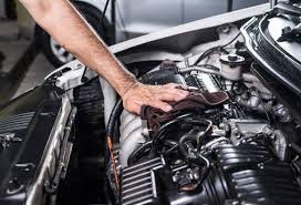 Manutenção em câmbio automático – mecânico trabalhando sob o veículo